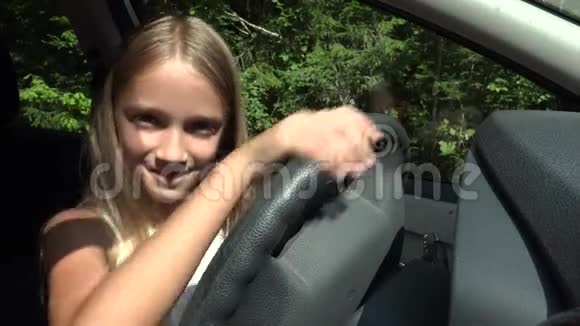 儿童玩汽车驾驶假装儿童冒险汽车女孩享受视频的预览图