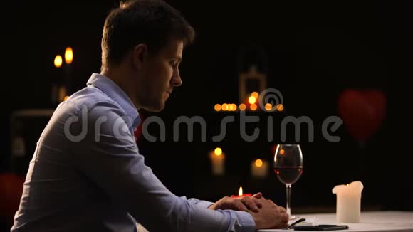不高兴的人吹灭蜡烛离开餐馆不成功的约会视频的预览图