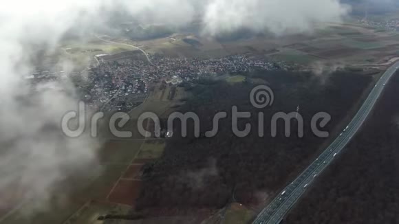 德国高速公路附近一个小镇的空中镜头4k视频的预览图