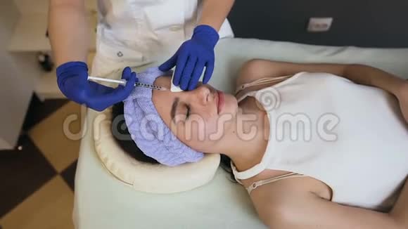 美容师为年轻的白种人女人做美容注射视频的预览图