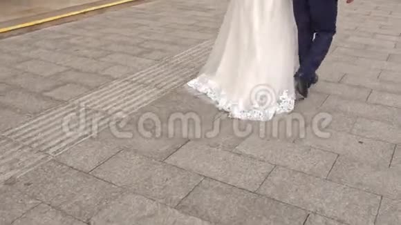 白色新郎新娘的背面向下黑色人行道视频的预览图