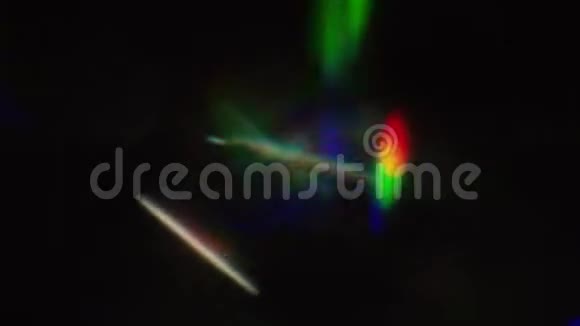 彩虹调色板全息超星光在黑暗背景上视频制作的创意背景视频的预览图