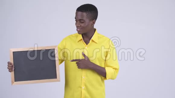 年轻快乐的非洲商人拿着黑板竖起大拇指视频的预览图