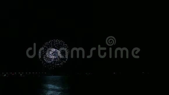 夜空中五彩斑斓的节日焰火在水中倒影视频的预览图