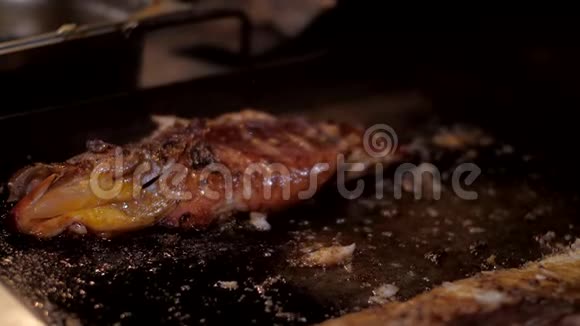 亚洲厨师翻炒橄榄油美味的海鱼视频的预览图