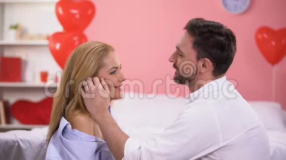 男人送给心爱的女人惊喜的金戒指庆祝情人节视频的预览图