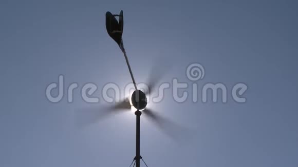 小风力涡轮机旋转和太阳视频的预览图