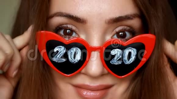 戴墨镜的女人号码是2020新年圣诞节女孩微笑着看着相机选择性重点视频的预览图