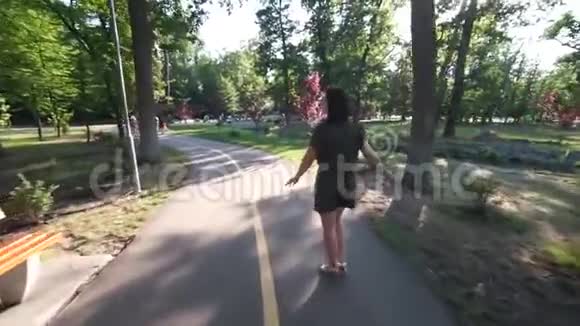 一个女孩正在城市公园散步视频的预览图