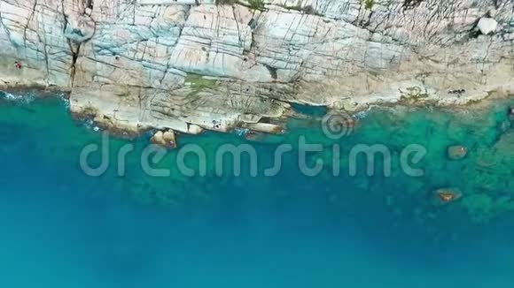 岩石悬崖空中平静的海浪和天堂岛的观景点视频的预览图