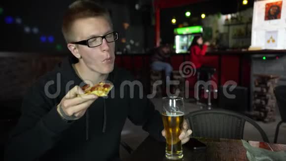 那个人在吃披萨他手里拿着一块比萨饼胃口很大视频的预览图