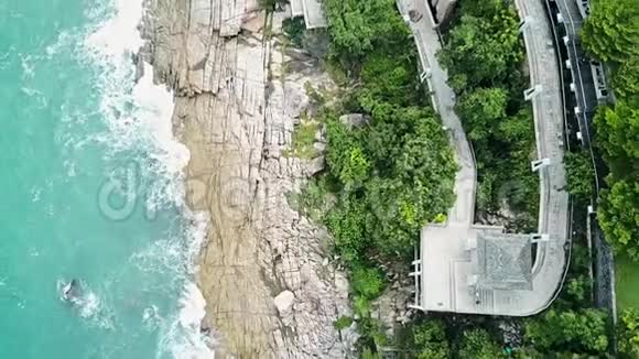 岩石悬崖空中平静的海浪和天堂岛的观景点视频的预览图