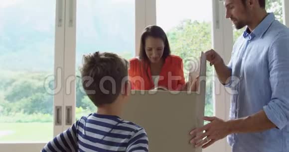 新家4k家庭开放纸板箱视频的预览图