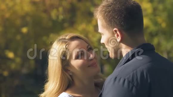 恋爱中的女人看着男朋友幸福的关系信任和信念视频的预览图