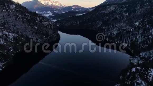 日落山间湖的空中镜头4k视频的预览图
