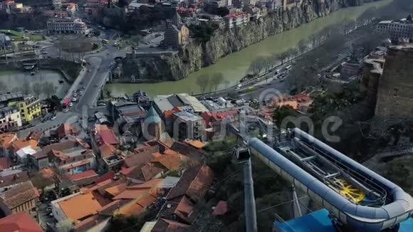 山上的索道第比利斯的景色令人惊叹空中镜头为4k视频的预览图