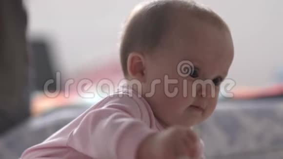 一个孩子坐在婴儿床上视频的预览图