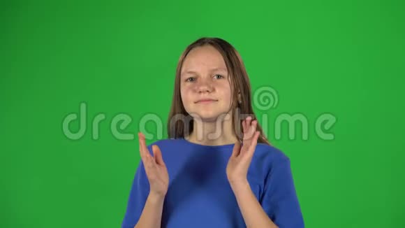 小女孩在拍手绿色屏幕视频的预览图