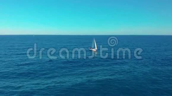 鸟瞰图在公海航行的游艇在大风天扬帆航行视频的预览图