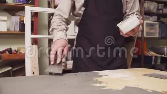老人的手用水泥覆盖着木头表面视频的预览图