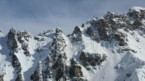 美丽的山丘覆盖着岩石和新鲜的粉末雪4k视频的预览图