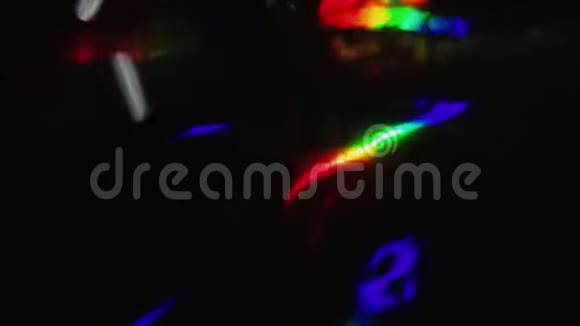 红色绿色和蓝色的复古游戏抽象粒子全息箔在黑暗背景上的反射视频的预览图