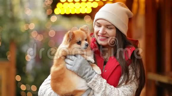 快乐欢笑女孩的肖像高加索人的外表她抱着可爱的狗视频的预览图