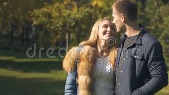 女朋友指着公园里跑的松鼠浪漫的约会温柔的关系视频的预览图