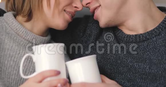 爱关系夫妻一起在家喝茶视频的预览图