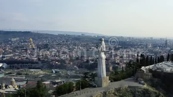 从格鲁吉亚母亲雕像后面鸟瞰第比利斯大城市4k视频的预览图