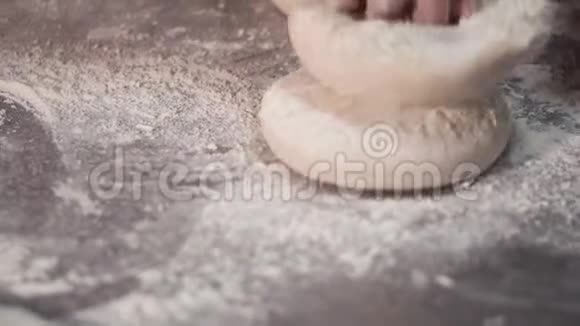 面包师准备一个圆形面包面团旋转和揉面团视频的预览图