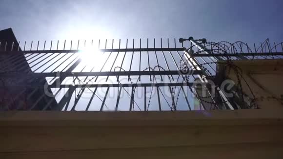 很高的监狱围栏有铁栅栏和尖锐的带刺铁丝网视频的预览图