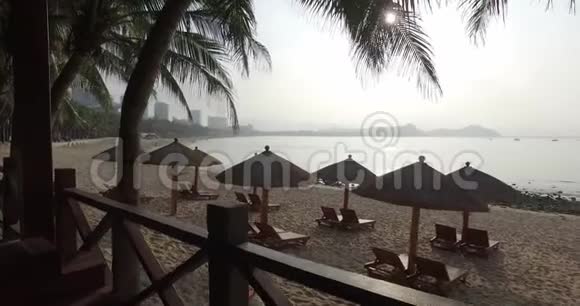 日落时分沿着海滩散步视频的预览图