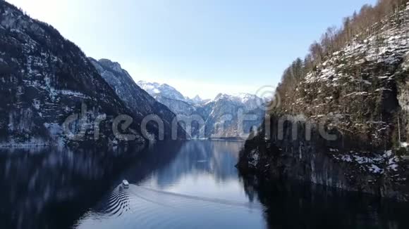 早晨在科尼格西湖水中的倒影空中拍摄4k视频的预览图