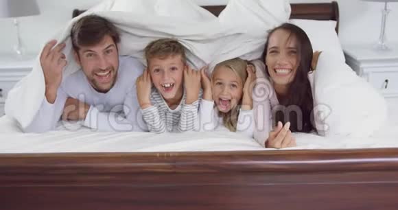一家人躺在床上睡在家里4k视频的预览图