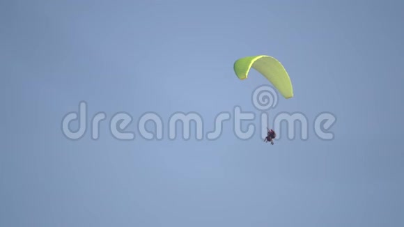 降落伞串联飞行视频的预览图
