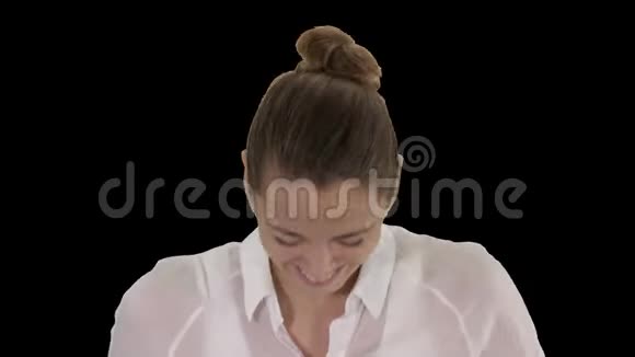 快乐的女人笑脸表情阿尔法频道视频的预览图