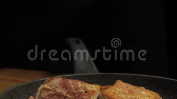 厨师在烤肉上撒盐视频的预览图
