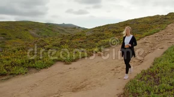 CabodaRocaSintra自然公园的年轻妇女视频的预览图