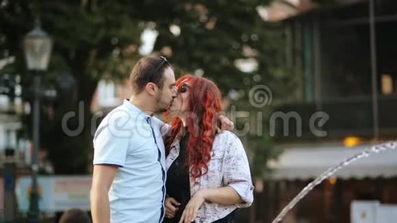 在户外拥抱自己的浪漫情侣他们在一起的时候心情很好喷泉在背景上视频的预览图