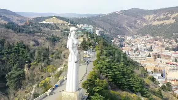 乔治亚州母亲雕像正在第比利斯观看令人惊叹的空中镜头有着惊人的视角4k视频的预览图
