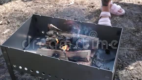 木柴和藤蔓在烤架上燃烧火把烤架上的树包围了起来视频的预览图