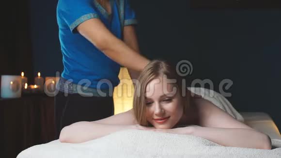 在水疗中心做背部按摩的女人休闲健康奢华的生活理念视频的预览图