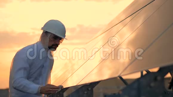 一名男性军人正在打磨太阳能电池组件光滑的表面视频的预览图