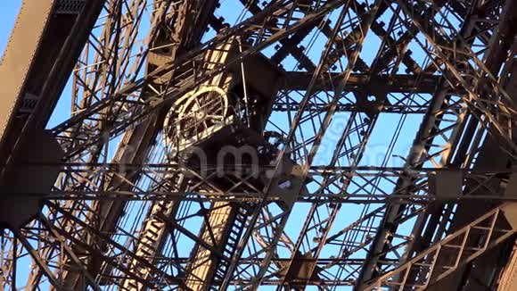 巴黎埃菲尔铁塔景点近景游客参观视频的预览图