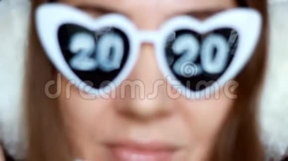 戴墨镜的女人号码是2020新年圣诞节女孩微笑着看着相机选择性重点视频的预览图
