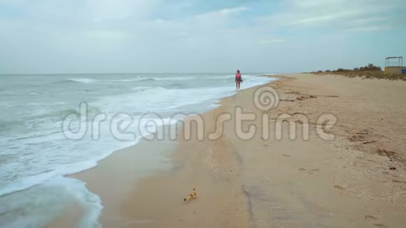 风雨交加赤脚在海边散步的美女视频的预览图