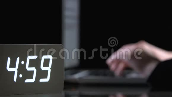 女性晚上在笔记本电脑上打字工作时间不规律截止日期视频的预览图