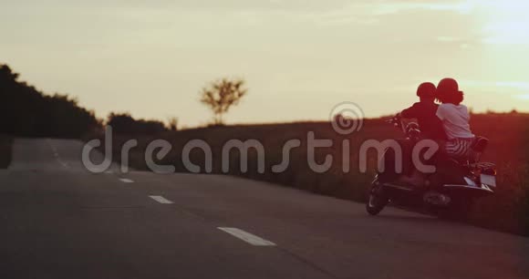 这对夫妇正骑着摩托车开始他们的日落之旅视频的预览图