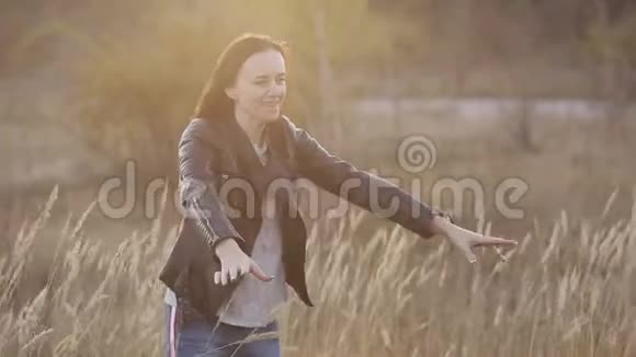 一位快乐的母亲在大草原中央旋转着她的小女儿笑着拥抱着她视频的预览图